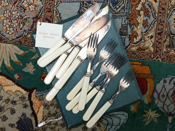 Set di posate da pesce in metallo argentato  (Inghilterra, inizio del XX secolo)  - Asta L'Arte di Arredare - Maison Bibelot - Casa d'Aste Firenze - Milano