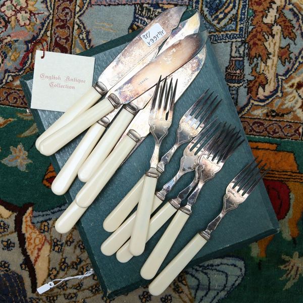 Set di posate da pesce in metallo argentato