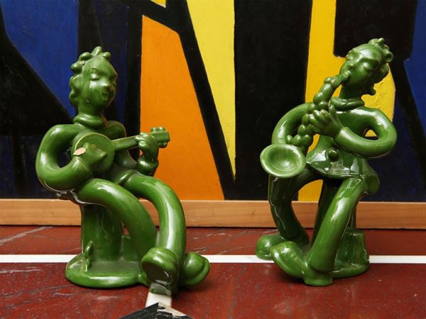 Coppia di suonatori in ceramica verde smaltata, manifattura di Signa