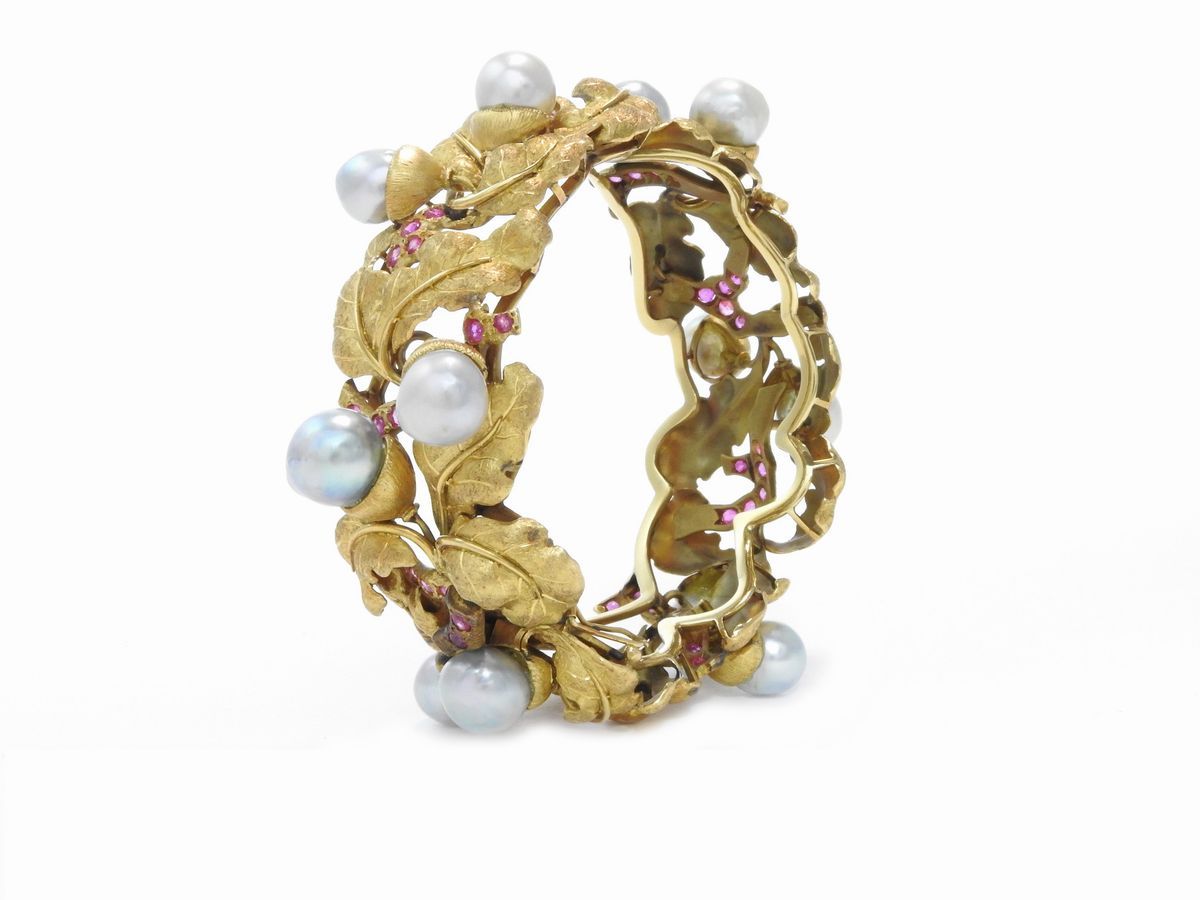Bracciale Rigido in Oro Giallo con Rubini e Perle Coltivate Barocche