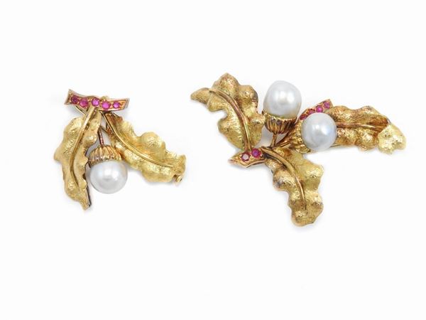 Due spille in oro giallo con rubini e perle coltivate barocche