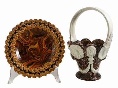 Un Cestino e Due Piatti in Ceramica