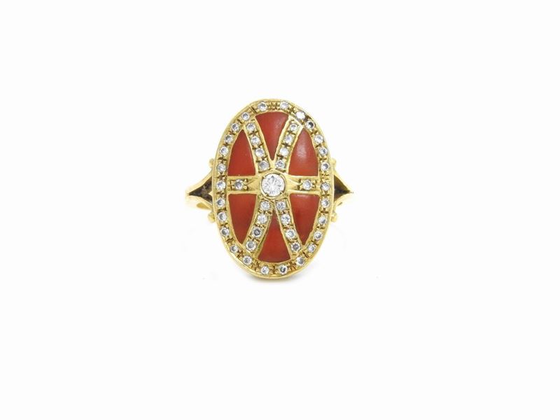 Anello in Oro Giallo con Diamanti e Corallo Rosso