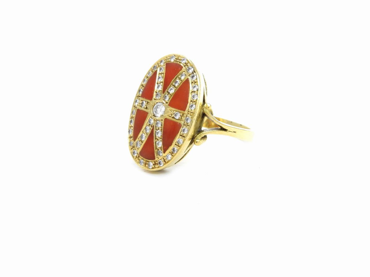 Anello in Oro Giallo con Diamanti e Corallo Rosso