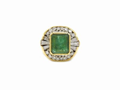 Anello a Fascia in Oro Giallo con Diamanti e Smeraldo