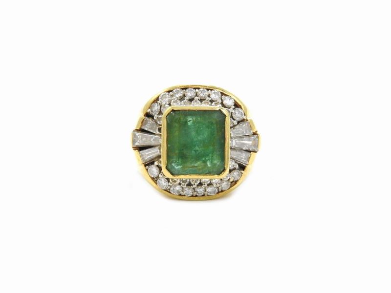 Anello a Fascia in Oro Giallo con Diamanti e Smeraldo