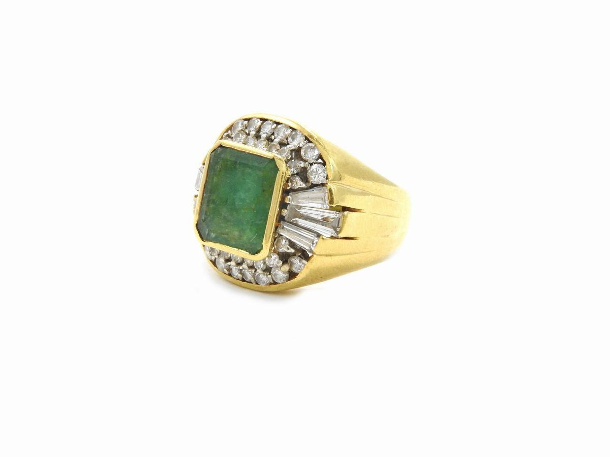 Anello a Fascia in Oro Giallo con Diamanti e Smeraldo
