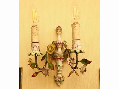 Coppia di Appliques in Porcellana Policroma e Metallo
