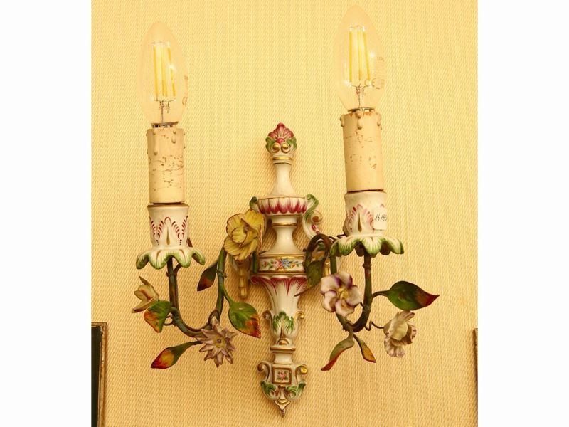 Coppia di Appliques in Porcellana Policroma e Metallo