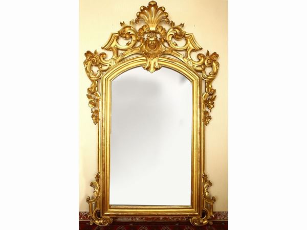 Grande specchiera con cornice in legno intagliato e dorato