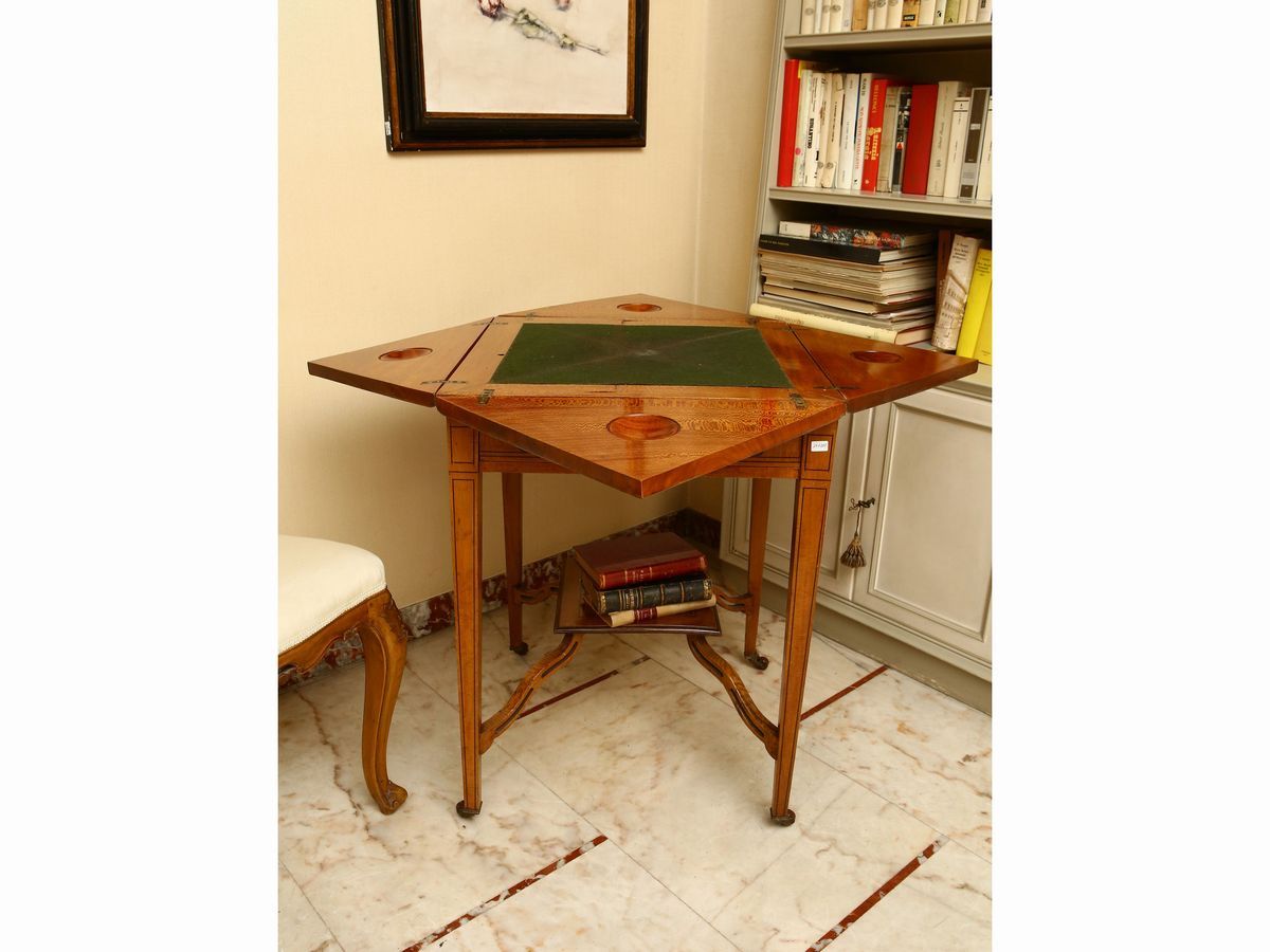 Tavolino da Gioco a Fazzoletto Impialacciato in Satinwood ed Altre Essenze