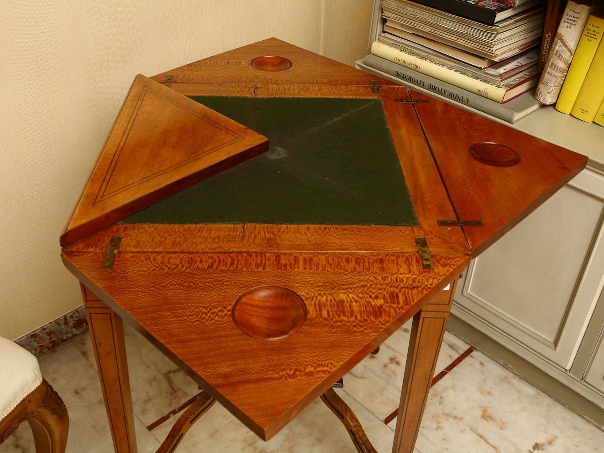 Tavolino da Gioco a Fazzoletto Impialacciato in Satinwood ed Altre Essenze