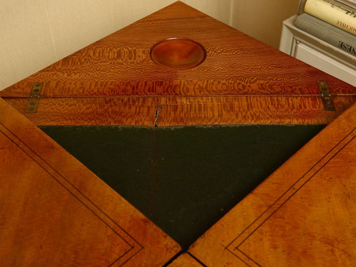 Tavolino da Gioco a Fazzoletto Impialacciato in Satinwood ed Altre Essenze