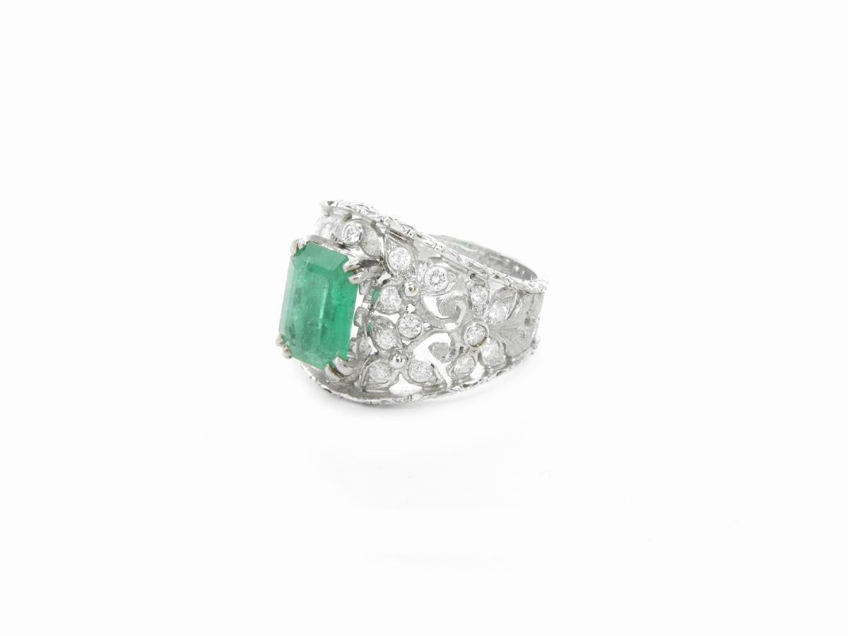 Anello a Fascia Marcello Minotto in Oro Bianco con Diamanti e Smeraldo