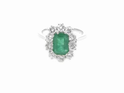 Anello in Oro Bianco con Diamanti e Smaraldo