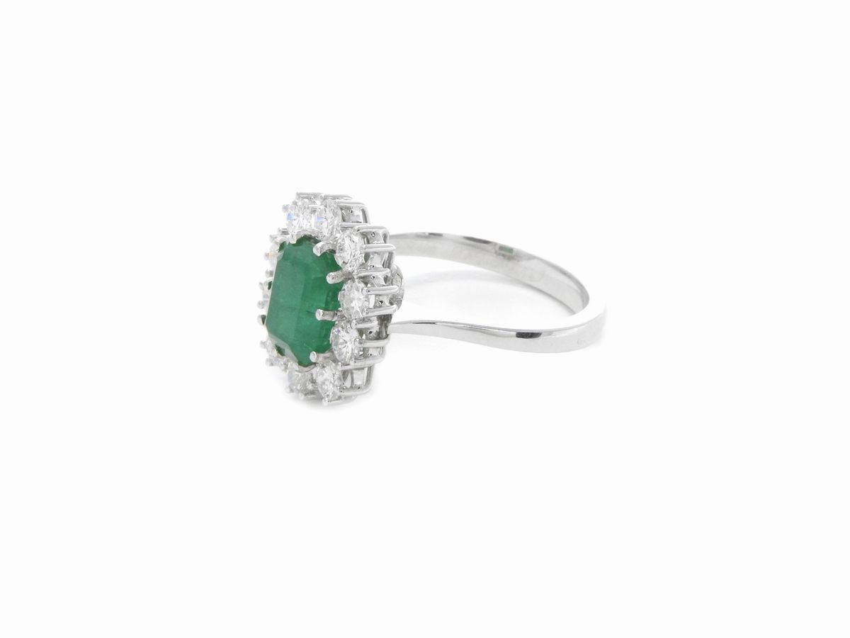 Anello in Oro Bianco con Diamanti e Smaraldo