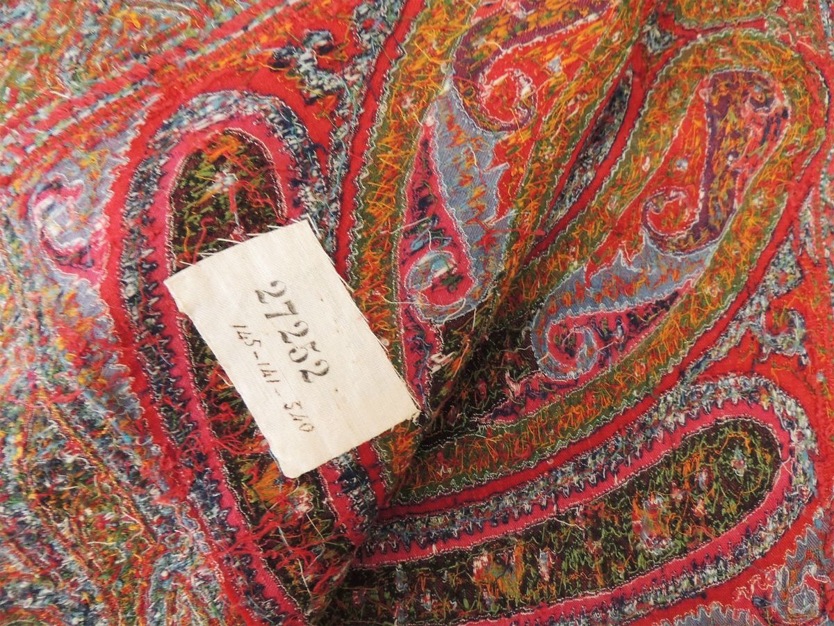 Antico Scialle "kashmir" in Lana