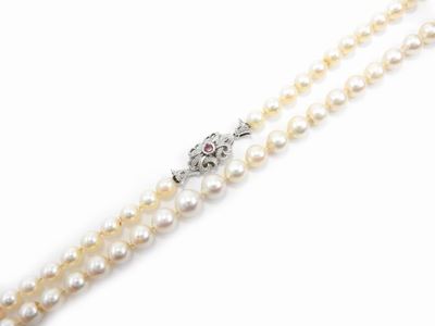 Filo Scalare di Perle Coltivate con Fermezza in Oro Bianco e Rubino