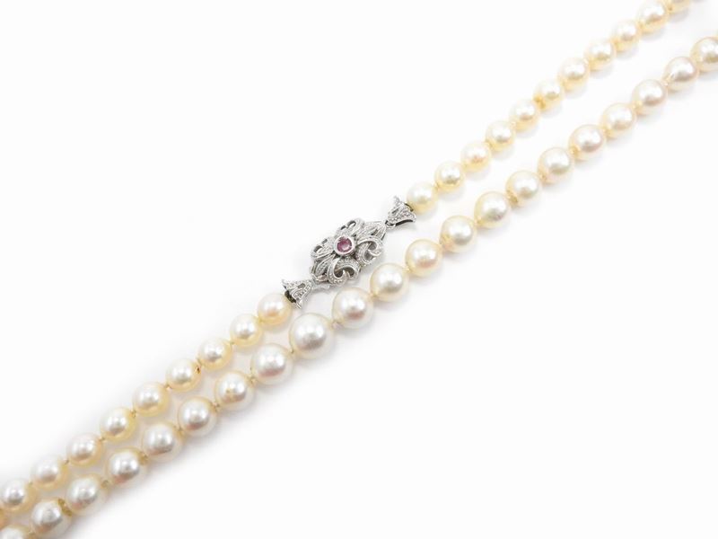 Filo Scalare di Perle Coltivate con Fermezza in Oro Bianco e Rubino