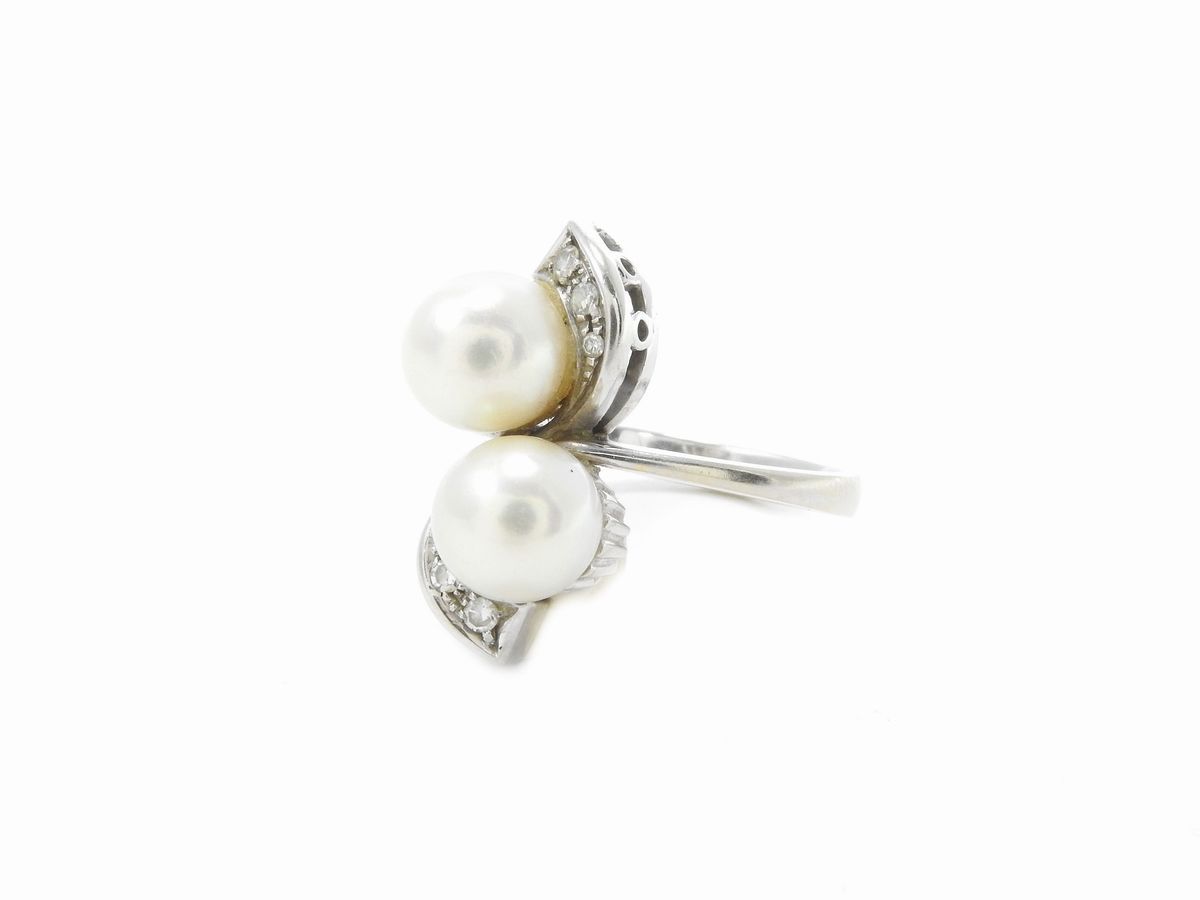 Anello in Oro Bianco con Diamanti e Perle Coltivate