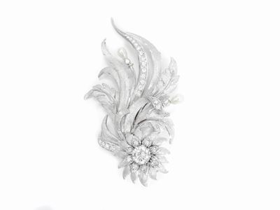 Spilla Marcello Minotto in Oro Bianco con Diamanti e Perle Coltivate Barocche