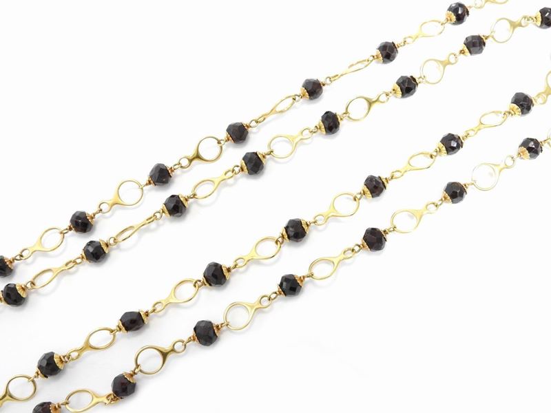 Due Collane in Oro Giallo con Granati