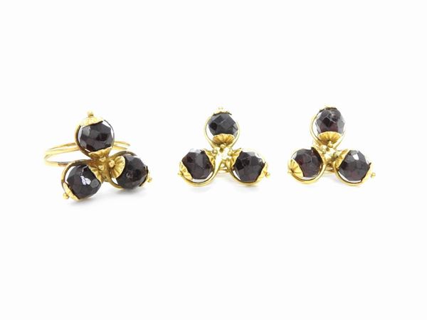 Yellow gold demi parure ring and earrings with garnets