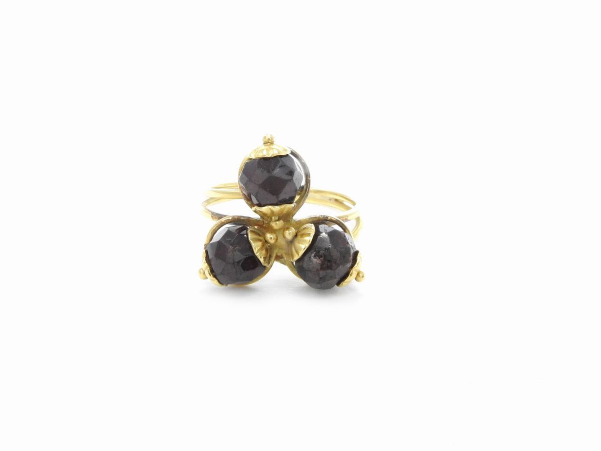 Demi Parure Anello e Orecchini in Oro Giallo con Granati
