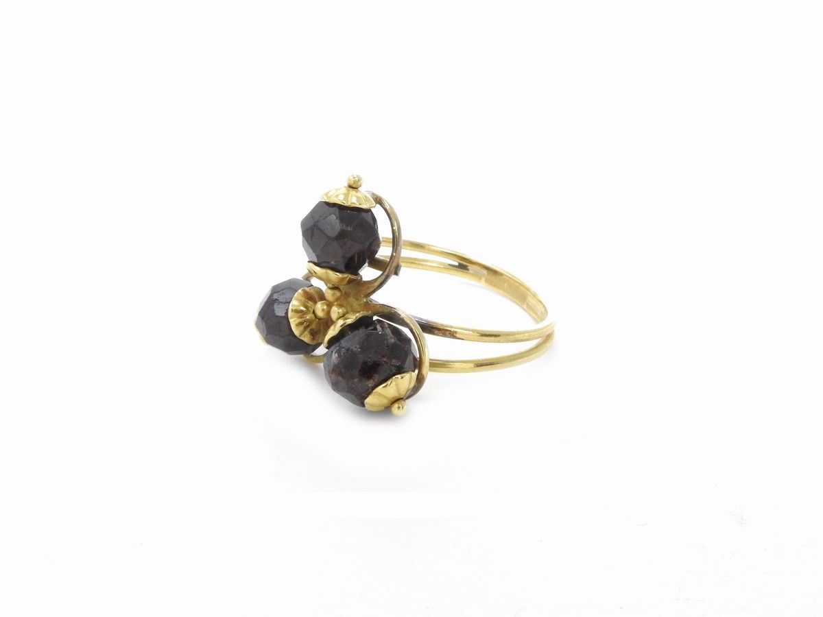 Demi Parure Anello e Orecchini in Oro Giallo con Granati
