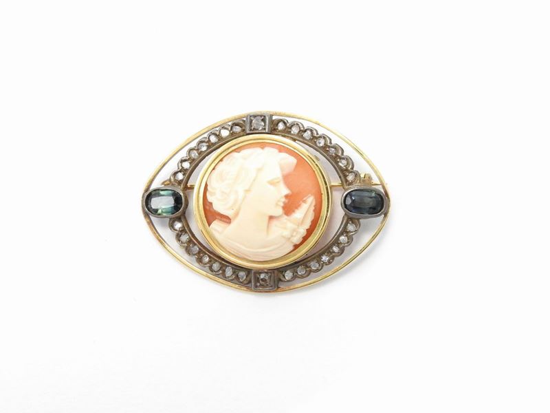 Spilla in Oro Giallo e Argento con Diamanti, Zaffiri e Cammeo in Conchiglia