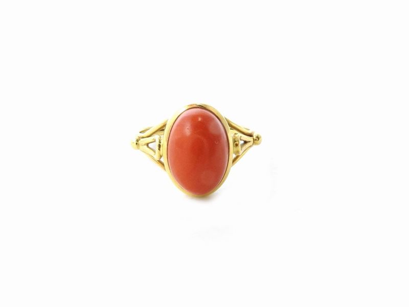 Anello in Oro Giallo con Corallo Rosso