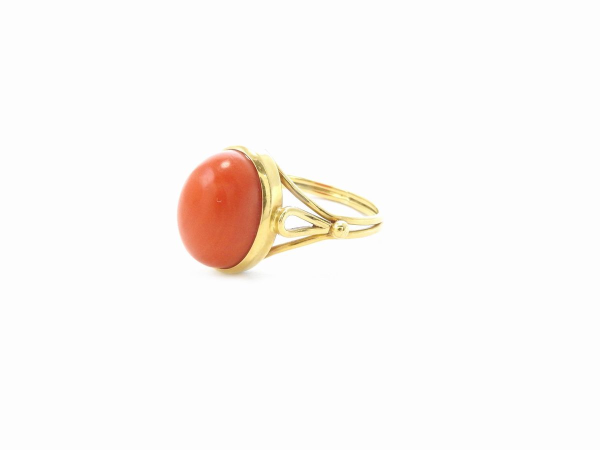 Anello in Oro Giallo con Corallo Rosso