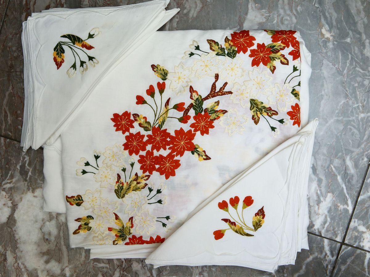 Tovaglia Ovale in Lino Bianco Ricamata