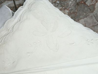 Tovaglia Rotonda in Bisso di Lino Bianco Ricamata