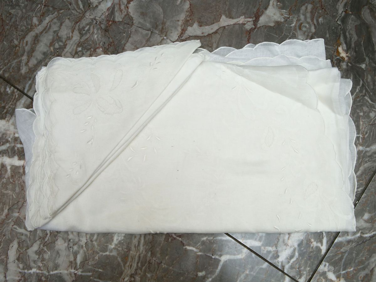 Tovaglia Rotonda in Bisso di Lino Bianco Ricamata