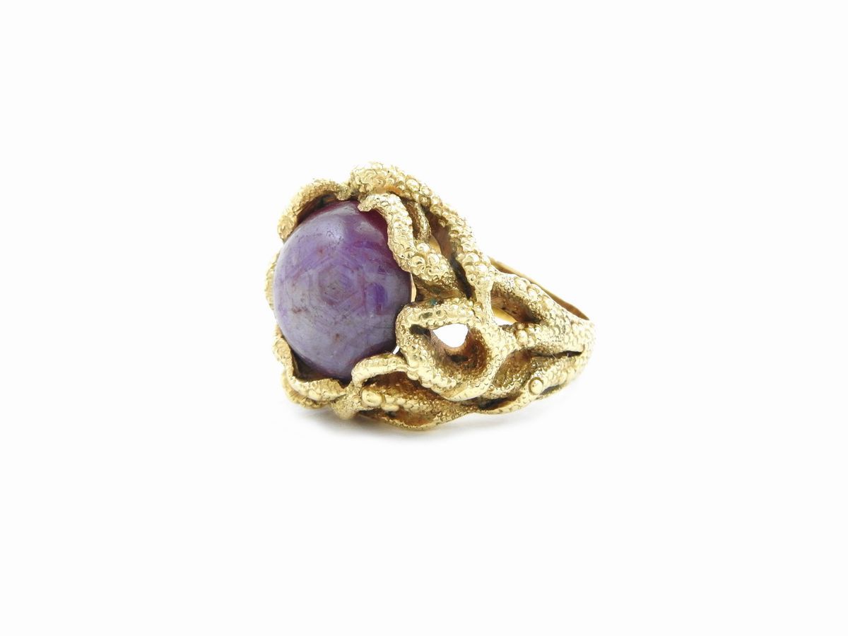 Anello in Oro Giallo con Corindone Viola