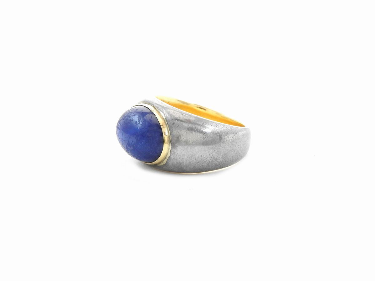 Anello a Fascia in Oro Giallo e Acciaio con Zaffiro Stellato