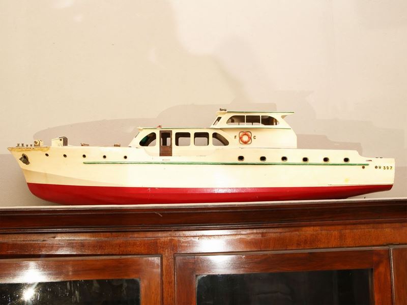 Modellino di Yacth a Motore in Legno