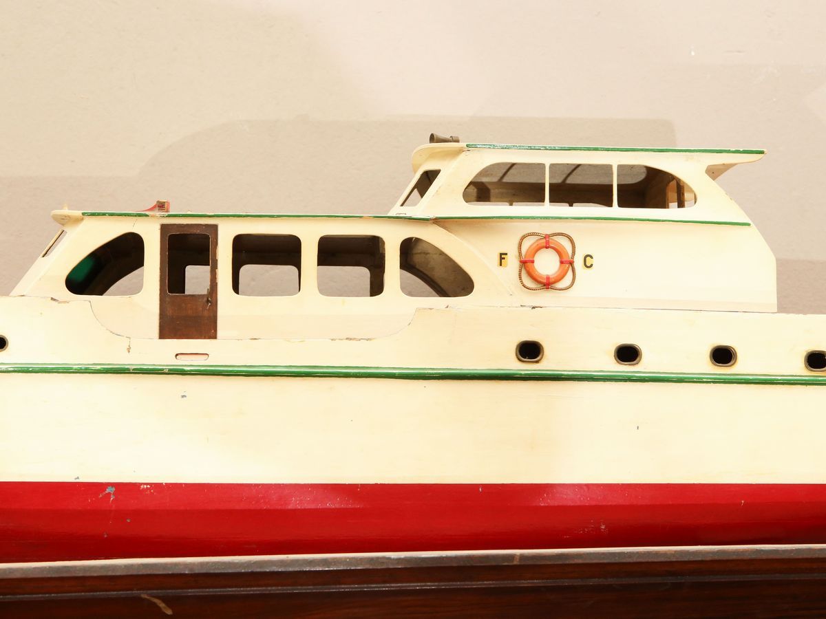 Modellino di Yacth a Motore in Legno