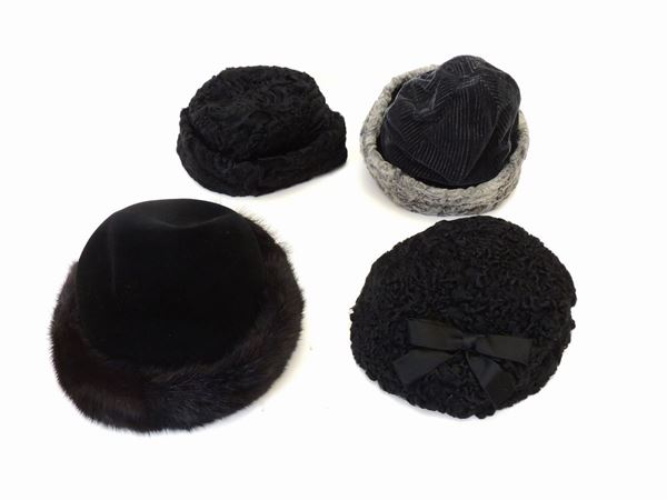 Quattro cappelli in astrakan e velluto nero
