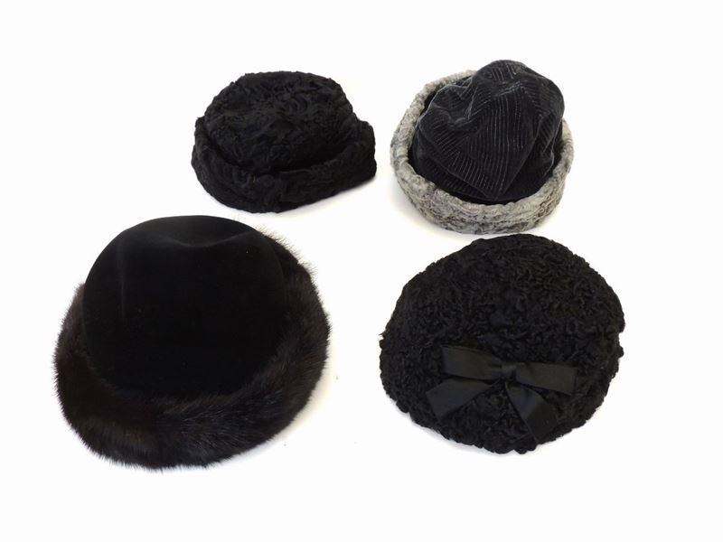 Quattro Cappelli in Astrakan e Velluto Nero