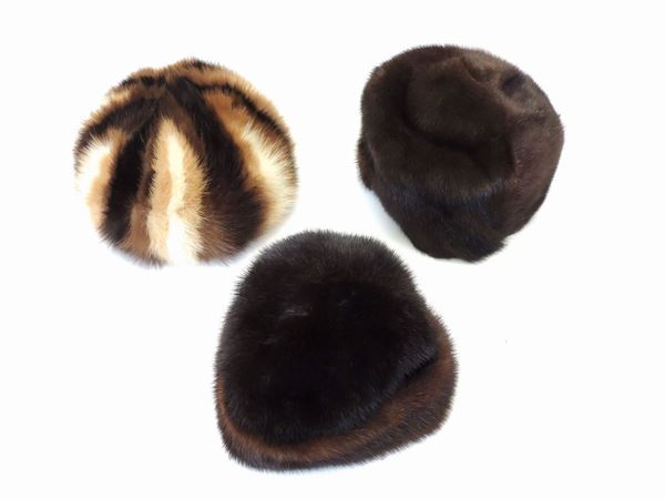 Cinque cappelli in pelliccia marrone