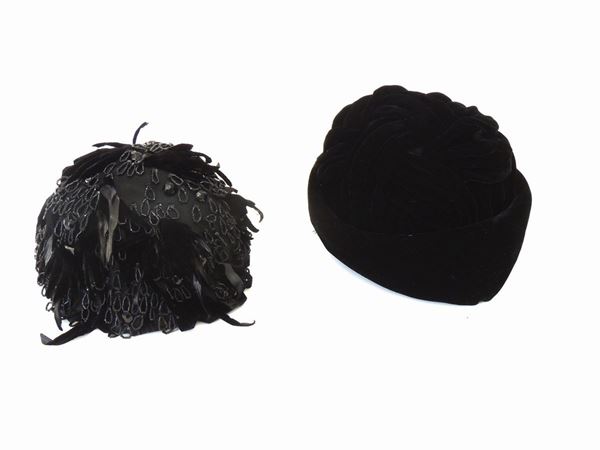 Four hats in velvet, wool and raffia