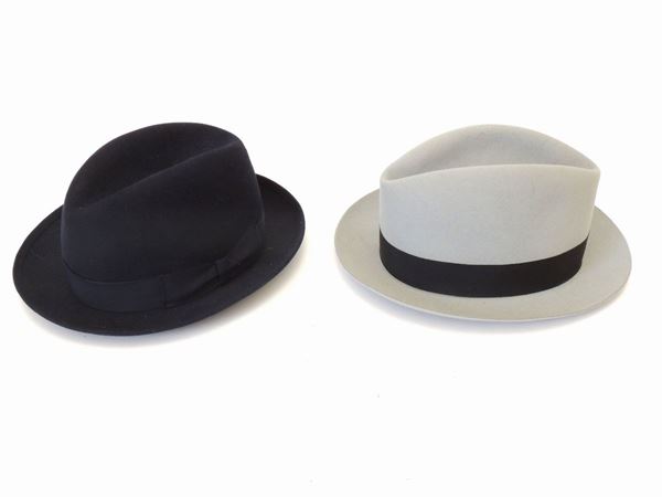 Quattro cappelli da uomo