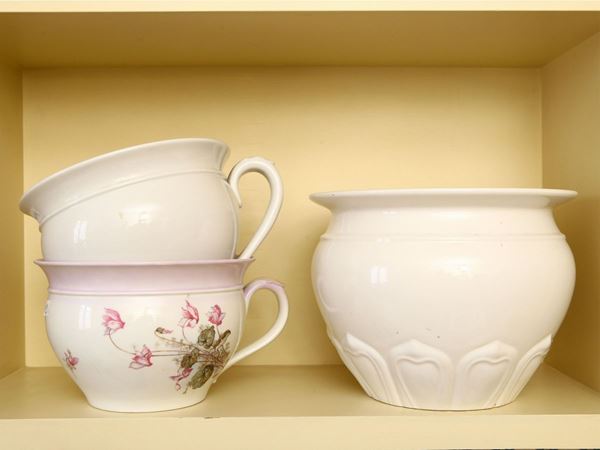 Lotto di curiosità in porcellana e ceramica