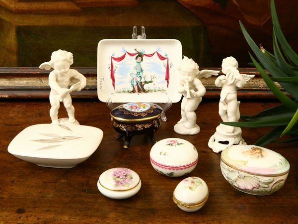 Lotto di curiosità in porcellana e ceramica