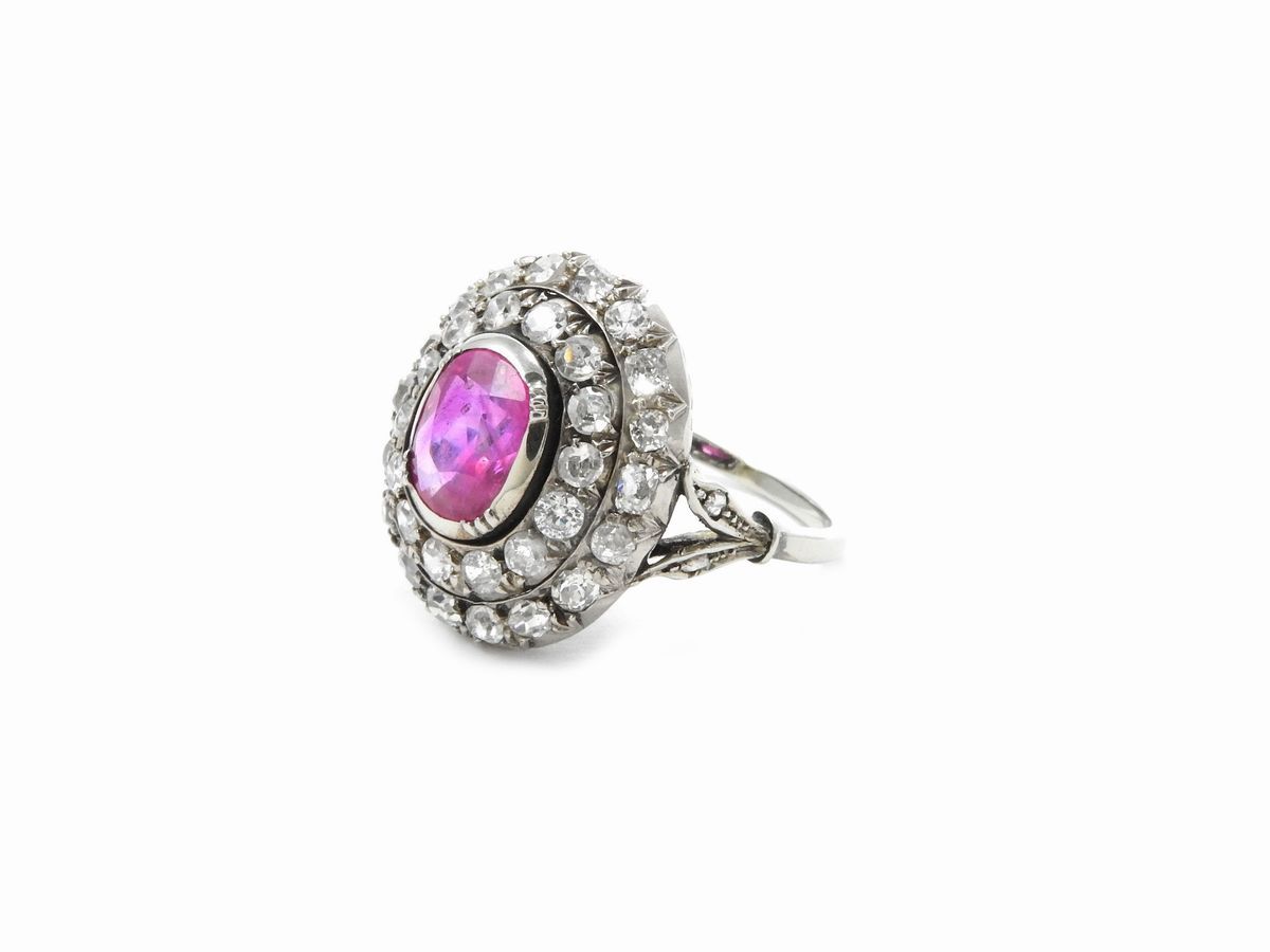 Anello in Oro Bianco con Diamanti e Rubino Birmano