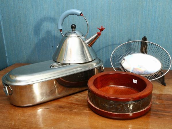 Bollitore 9093 e cestino da pane 829 Alessi