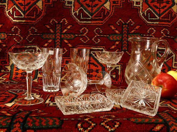 Assortimento di bicchieri e accessori per la tavola in vetro e cristallo