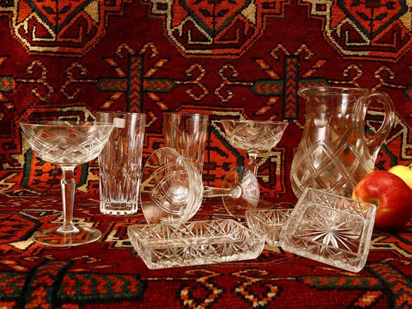 Assortimento di bicchieri e accessori per la tavola in vetro e cristallo